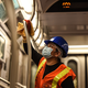Un operario del metro de Nueva York desinfectando un vagón.